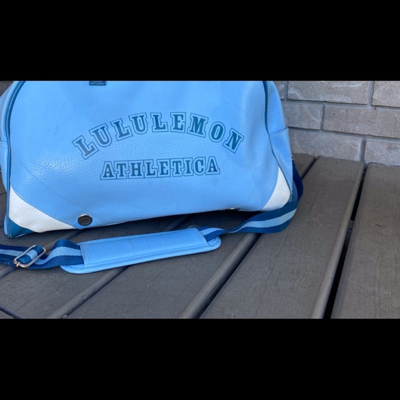 Lulu gym bag, or weekend. - Picture 2 of 3